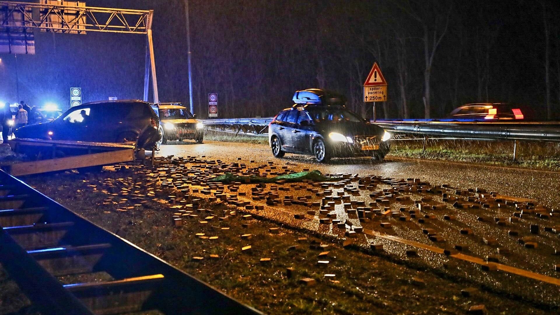 De snelweg ligt bezaaid met stenen nadat een auto z'n lading verloor.