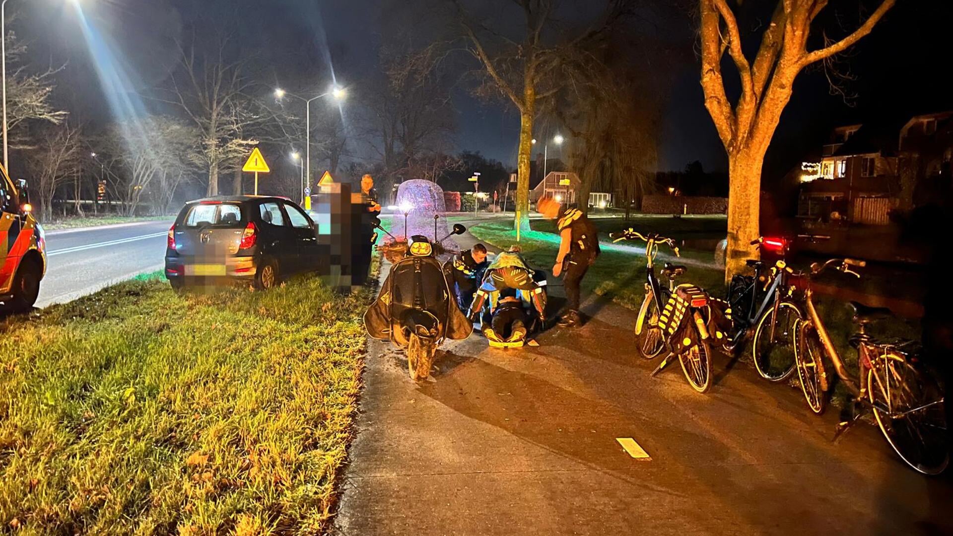 Fietser En Scooterrijder Botsen Frontaal Op Fietspad Oude Nijkerkerweg ...