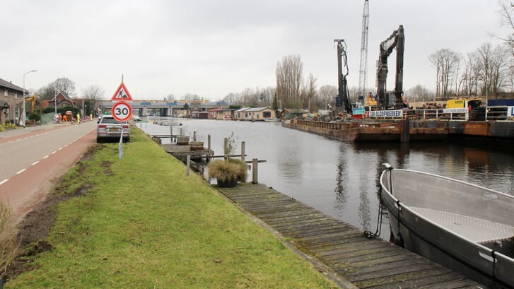 Een gapend gat aan de ringvaart waar ooit de Oude Haagsebrug heeft gestaan.