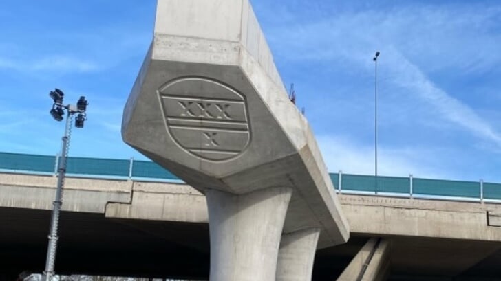 het wapen van Amstelveen op de kopse kant van het eerste steunpunt van het nieuwe viaduct voor de A9 over de Amstel.