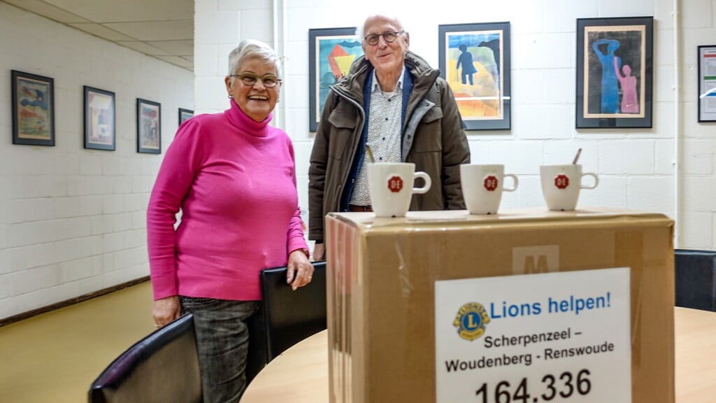 Niko Reijneveld (Lionsclub Scherpenzeel-Woudenberg-Renswoude) overhandigde de ingezamelde DE-punten aan Anneke Burgler van Voedselbank Amersfoort.