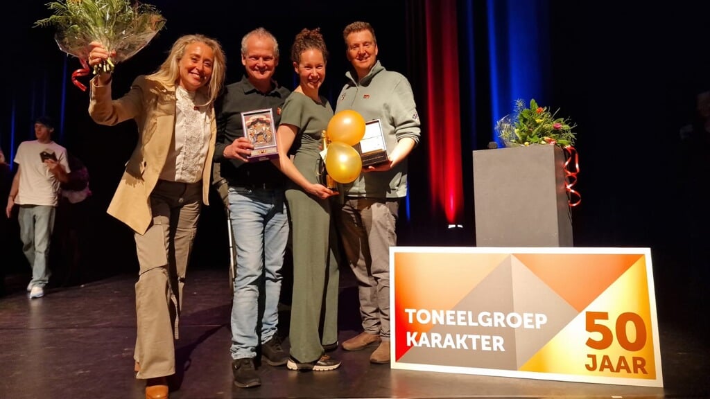 De winnende cast van Toneelgroep Karakter: Natalie van Urk, Wim Rottier, Karlijn Zents en regisseur Marc van Driel.