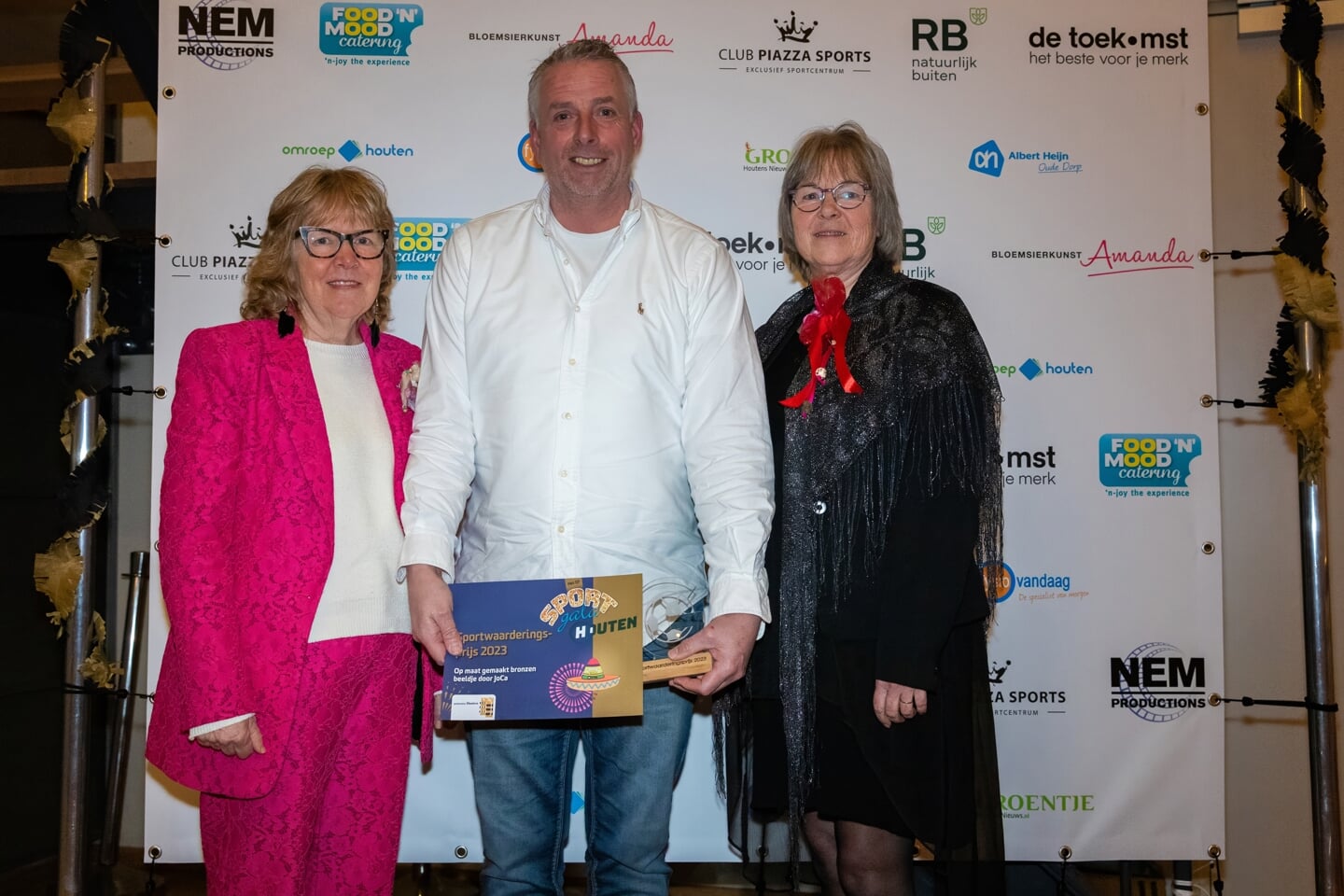 André van Dorp werd onderscheiden voor zijn toewijding aan G-sport. Hier met kunstenares Joca en wethouder Sport Ria Frowijn.