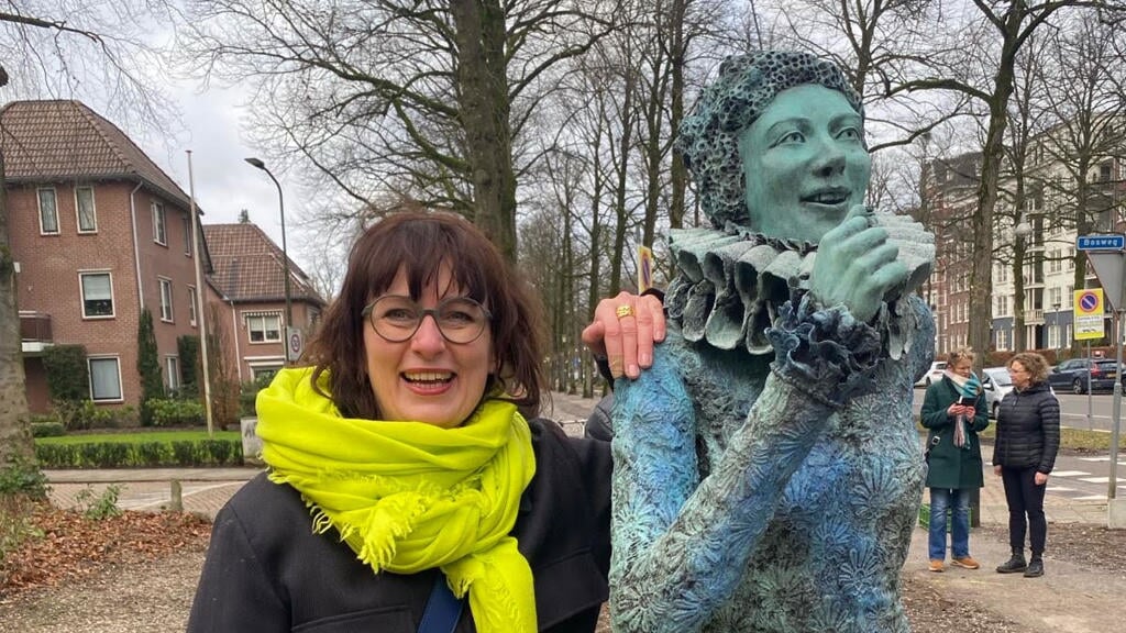 Kunstenares Eveline Kieskamp bij haar beeld 'The smile of victory' aan de Loolaan in Apeldoorn.