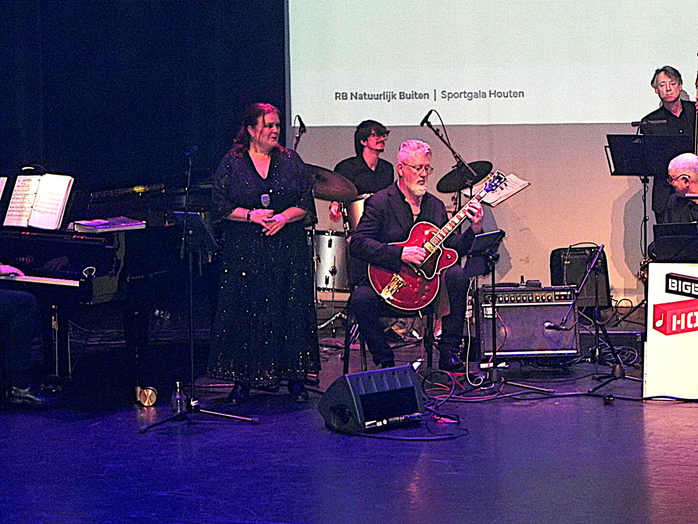 De Bigband Houten met zangeres Yvonne Couprie-Noordijk speelden de sterren van de hemel.