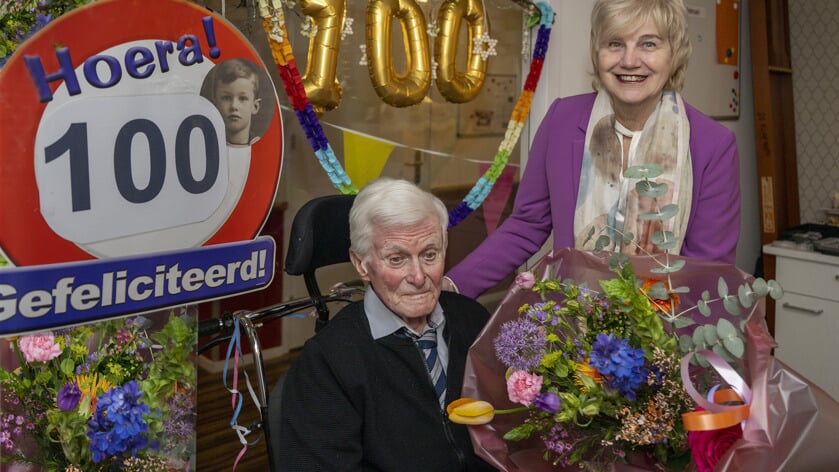 Burgemeester Agnes Schaap op bezoek bij de 100-jarige heer Van Aller in zorgcentrum Beekdal in Heelsum.