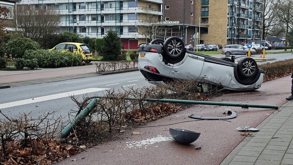 Flinke Ravage Bij Ongeval In Veenendaal: Auto Ramt Lantaarnpaal En ...