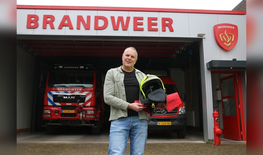 Chris van den Heuvel voor de brandweerkazerne in Lunteren.