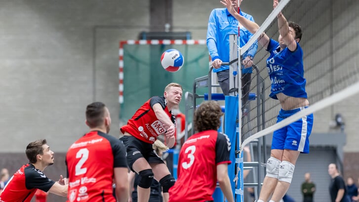 De volleybalmannen van VCV verliezen in Sporthal West met 1-3 van SKC