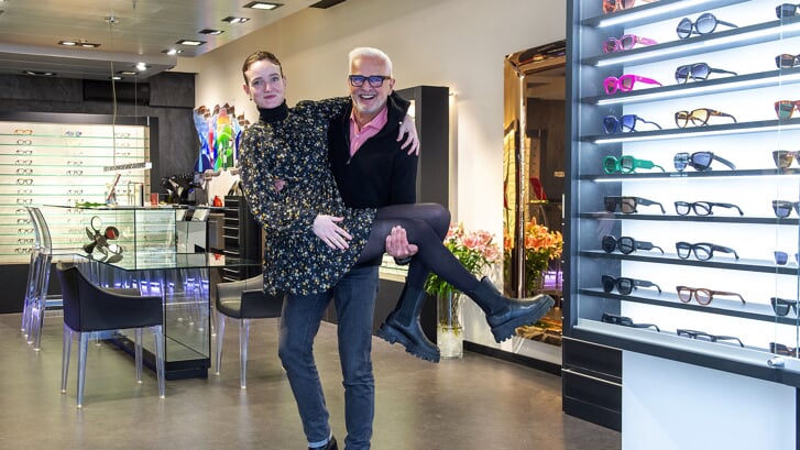 Edward Stots en zijn dochter Jennifer speuren altijd naar bijzondere brillen voor hun klanten. 