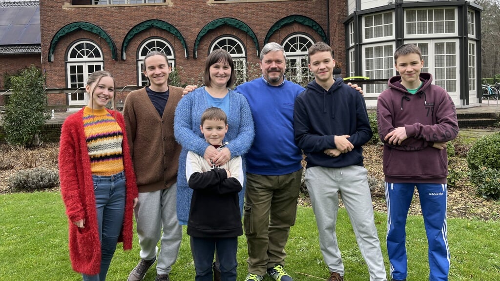 Vader Alex Kuzmenko, moeder Svitlana en hun vijf kinderen Ivan (21), Sofia (20), Dmitri (18, tweede van rechts), Viktor (12) en Mischa (7).