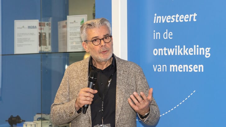 Algemeen directeur van de Inclusief Groep Risco Balkenende spreekt genodigden toe.