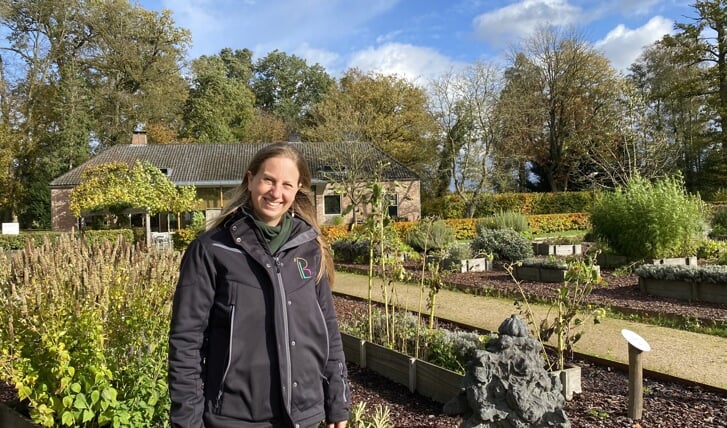 Monique Könings in de tuin van Parc Broekhuizen