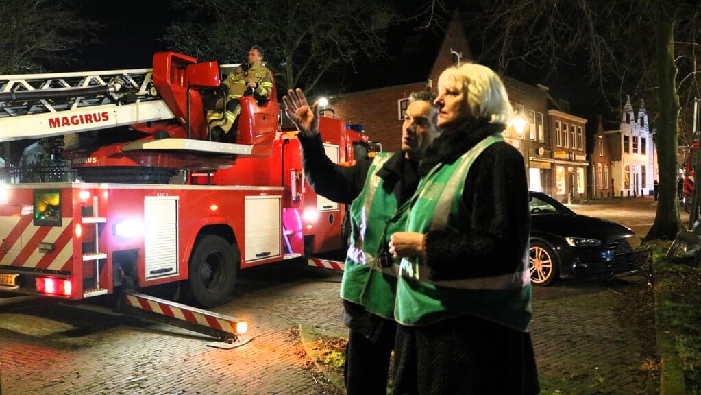 Burgemeester Joke Geldhof met Peter de Braal van de Brandweer.
