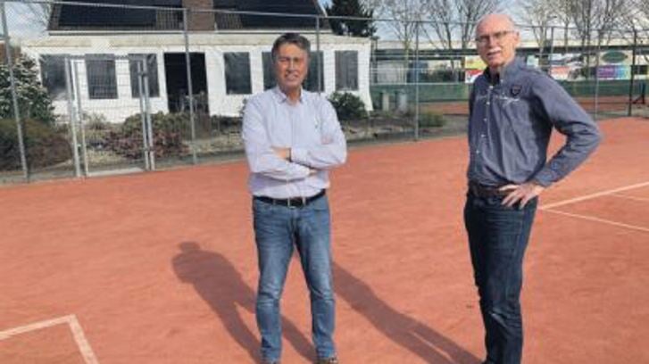 Links Paul Koster en rechts Theo van Houwelingen op de tennisbaan