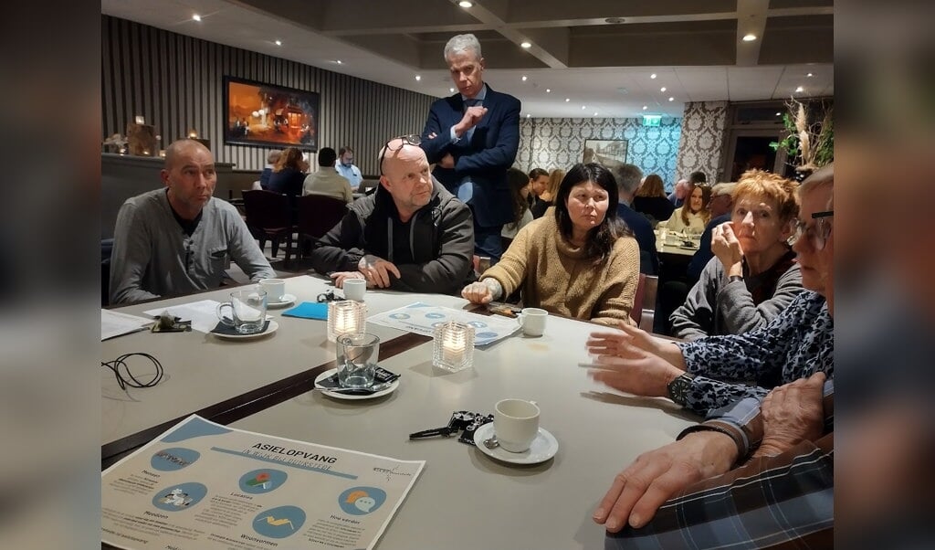 Inwoners uit Langbroek in gesprek over asielopvang, met staand wethouder Hans Buijtelaar (VVD)