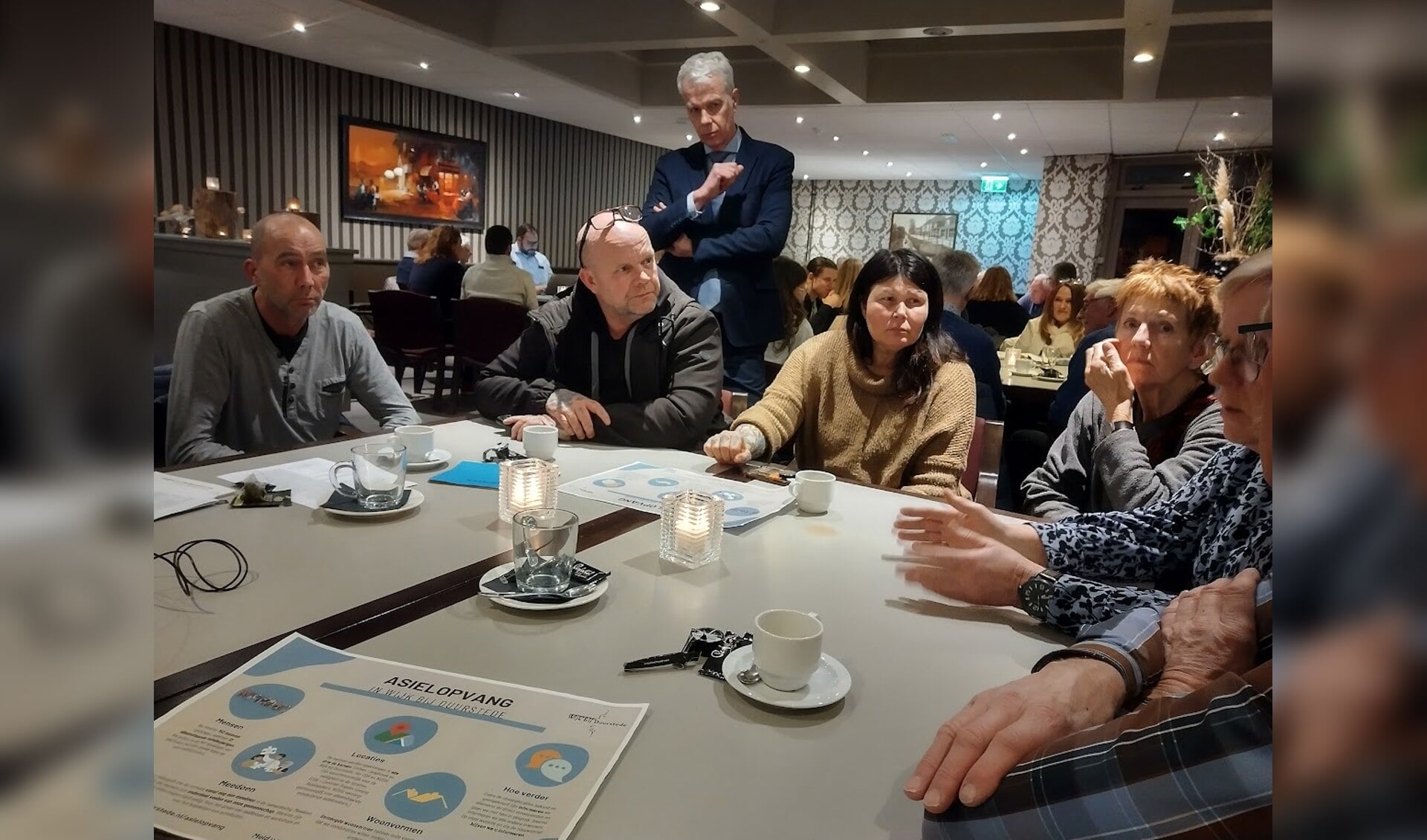 Inwoners uit Langbroek in gesprek over asielopvang, met staand wethouder Hans Buijtelaar (VVD)
