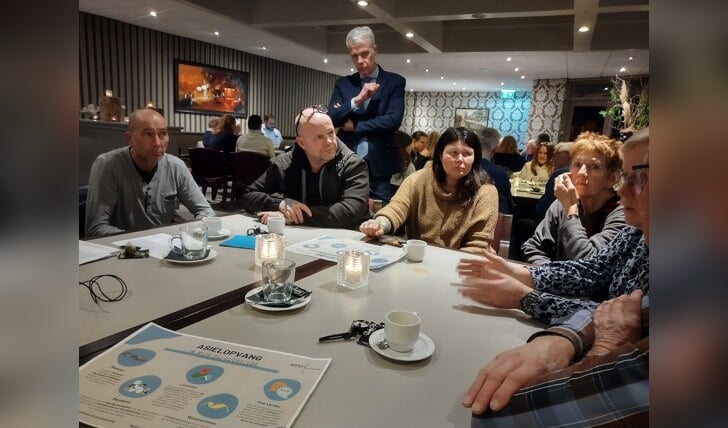 Inwoners uit Langbroek in gesprek over asielopvang, met staand wethouder Hans Buijtelaar (VVD)