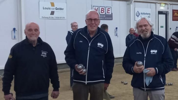 Leden van Amicale de Petanque Maboul in Ede. Van links naar rechts  Coen Vleck  (leider clinics), 
Jan Hoogteijling  (oud-voorzitter) en Hans Brom (secretaris).