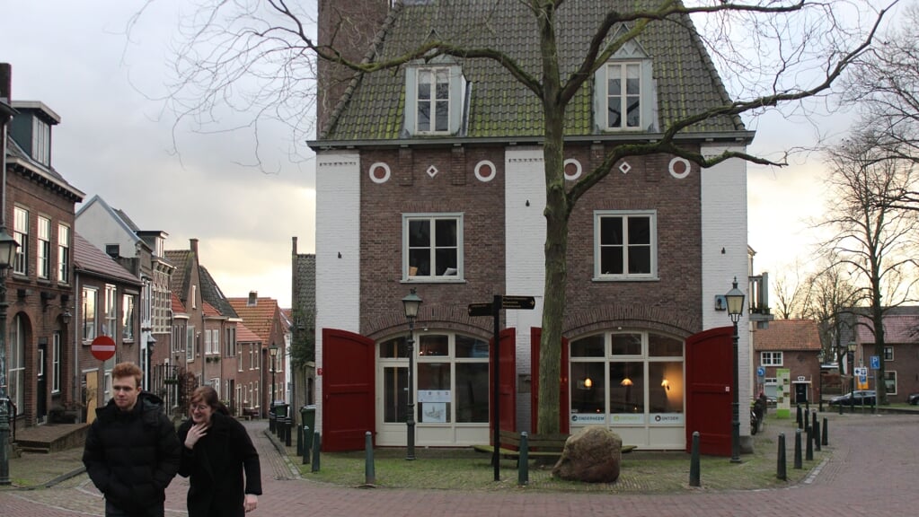 De voormalige brandweerkazerne aan de Kerkstraat in Rhenen waar gesteggel is over de verkoop.