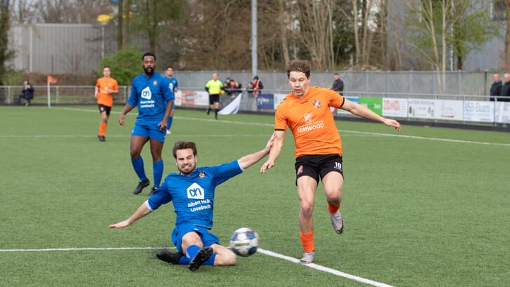 Aanvaller Max Engberink van TOV snijdt het strafschopgebied van Loosdrecht binnen.