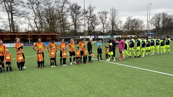 De teams van Sporting Martinus en ZSGOWMS voor aanvang van de wedstrijd.