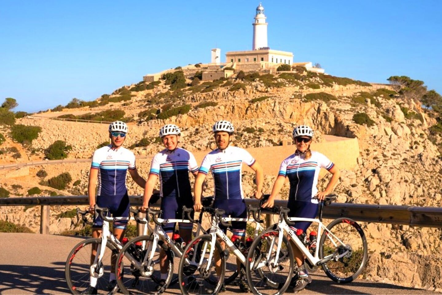 Falko den Hartog (links) vertrok vanuit Heelsum naar Mallorca en begon er zijn eigen bedrijf: Clips Mallorca Cycling.