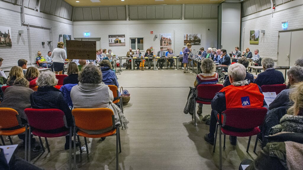 Er was bijzonder veel interesse voor de raadsvergadering in De Camp.