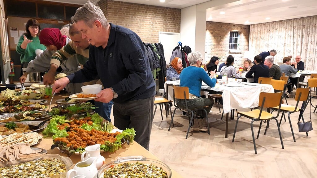 Samen zijn onder het genot van een heerlijke Syrische maaltijd,dat is het initiatief 'Samen eten verbindt' ten voeten uit.