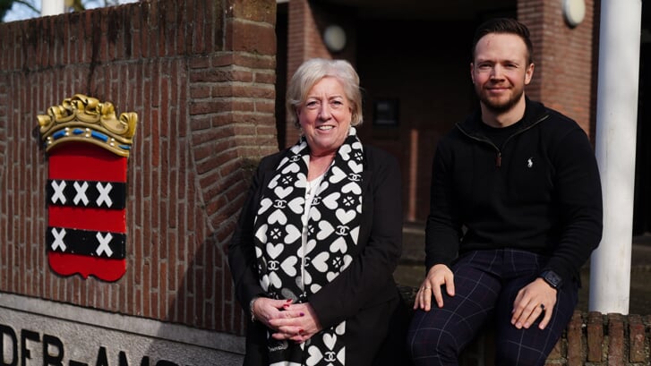 De wethouder met beleidsmedewerker verkeer Wes Dekkers. 