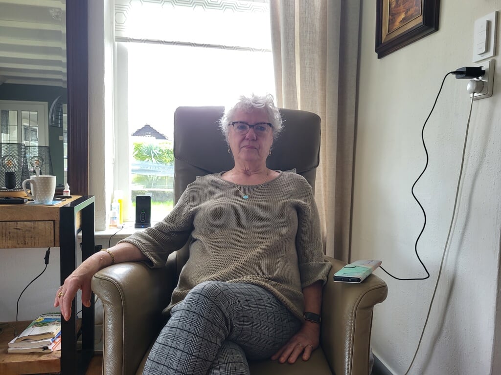 Hillie Westhof-Boerma krijgt elk half jaar een thuisinfuus voor de versterking van haar botten. Ze ontvangt dit infuus altijd thuis in haar grote, bruine stoel die voor het raam staat. 