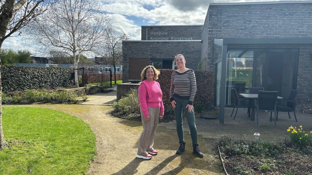Wendie Zwarst en Ildith Hollander in de tuin van het hospice Kromme Rijnstreek