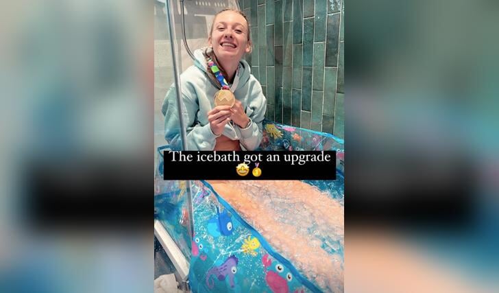 Femke Bol plaatste een foto van zichzelf in het ijsbad, met natuurlijk de gouden medaille om haar nek, op Instagram.