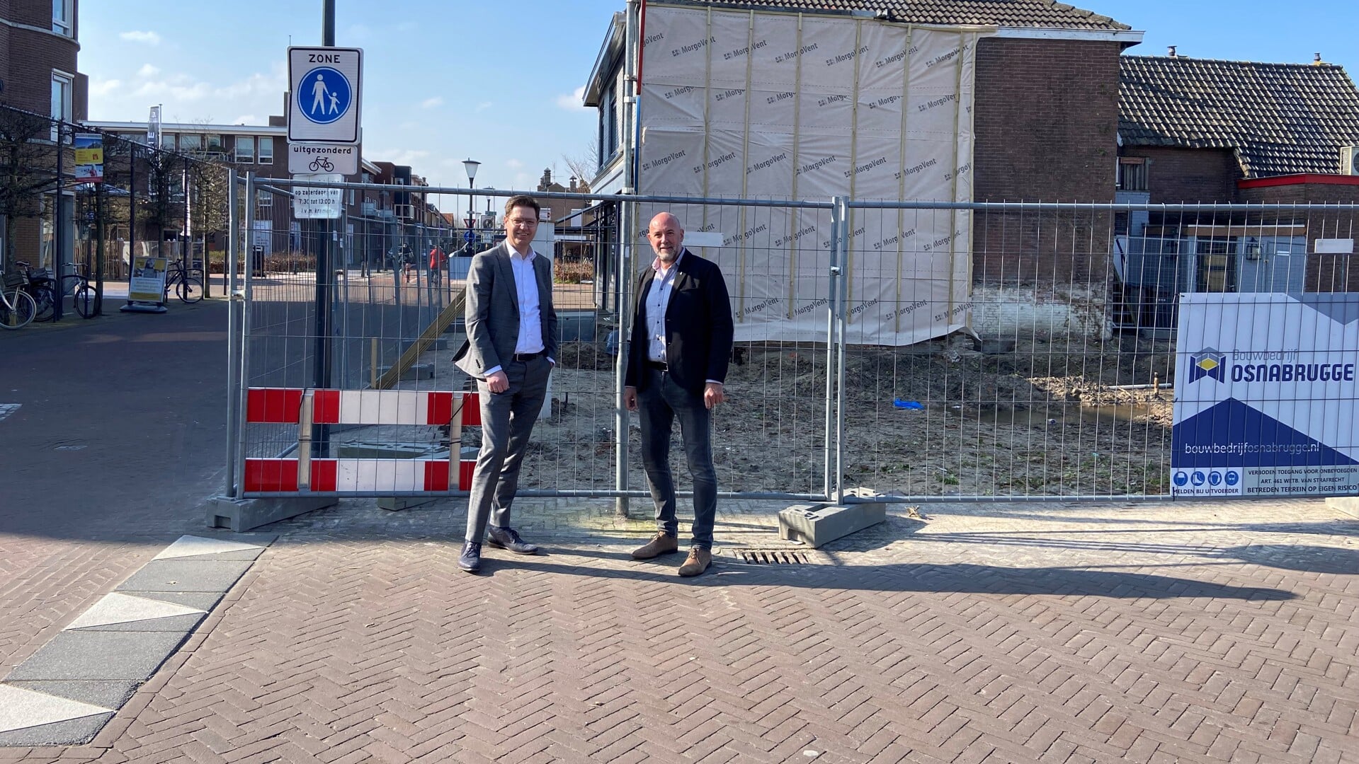 Links wethouder Henk-Jan Molenaar en centrumregisseur Herman Dechesne bij het afgebroken pand aan de Dorpsstraat - hoek Kostverloren.