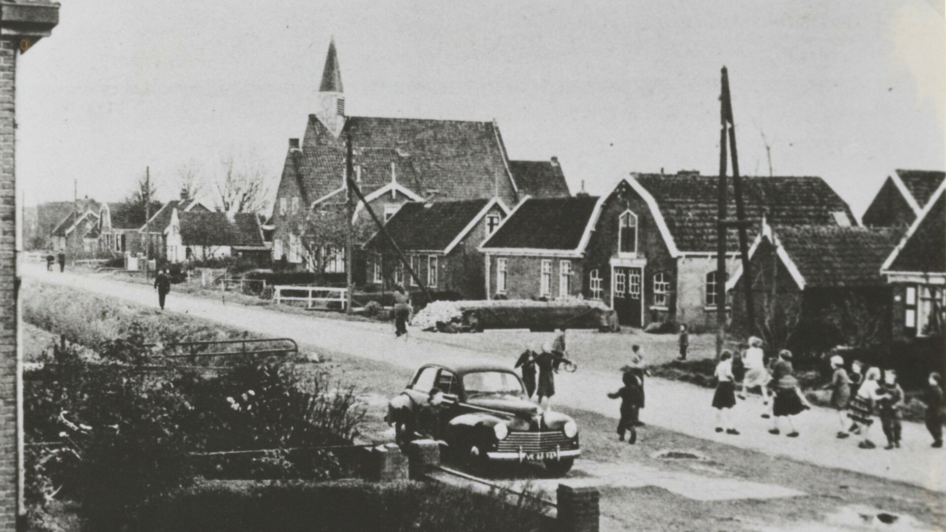 Aalsmeerderweg met o.a. de kerk het huis van schilder Van Keulen rechts daarvan. In het meest rechter huis woonde familie Van Pelt, links daarvan staan het huis (met knikspant) en werkplaats van familie Den Ouden.