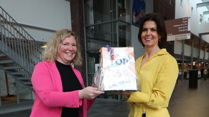 Marjolein Bosman van de Patiëntenfederatie Nederland overhandigt de award aan Astrid Posthouwer, bestuursvoorzitter van Meander Medisch Centrum.