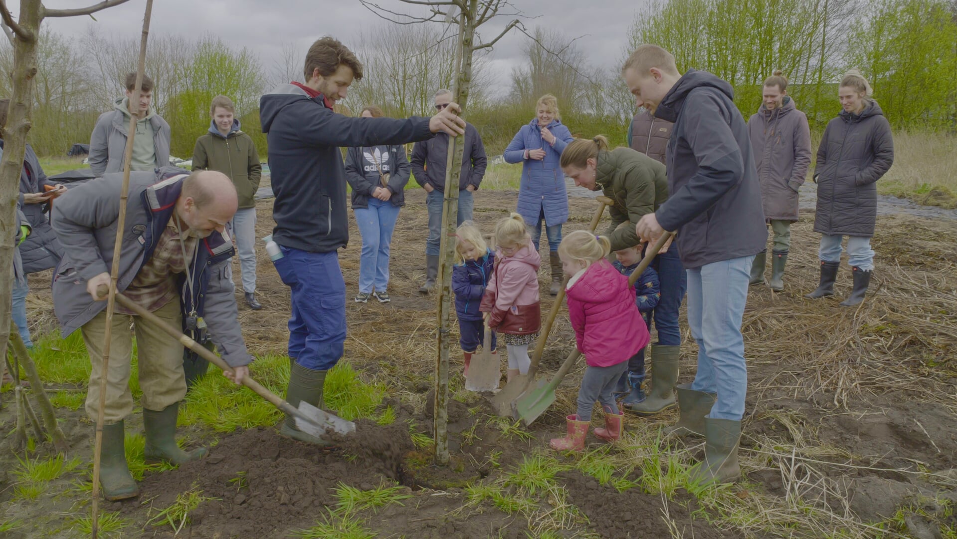 Tijdens NL Doet werden bomen geplant in het Voedselbos.