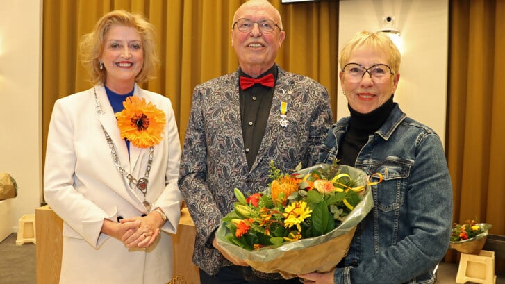 Jack Oostrum benoemd tot lid in de orde van Oranje-Nassau met rechts zijn vrouw Susan en links burgemeester Melissant