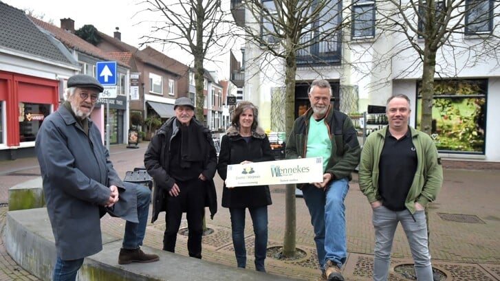 Leden van Groenteam Weverstraat Hoog Oosterbeek bij de bloklindes.