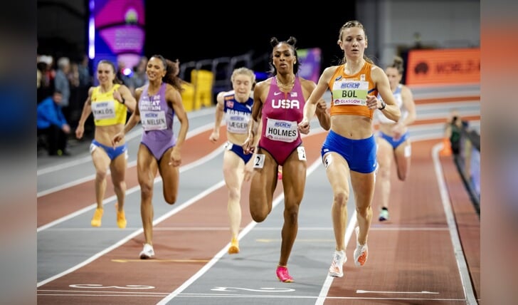 Femke Bol in actie tijdens de 400 meter op de eerste dag van wereldkampioenschappen indooratletiek in Schotland.