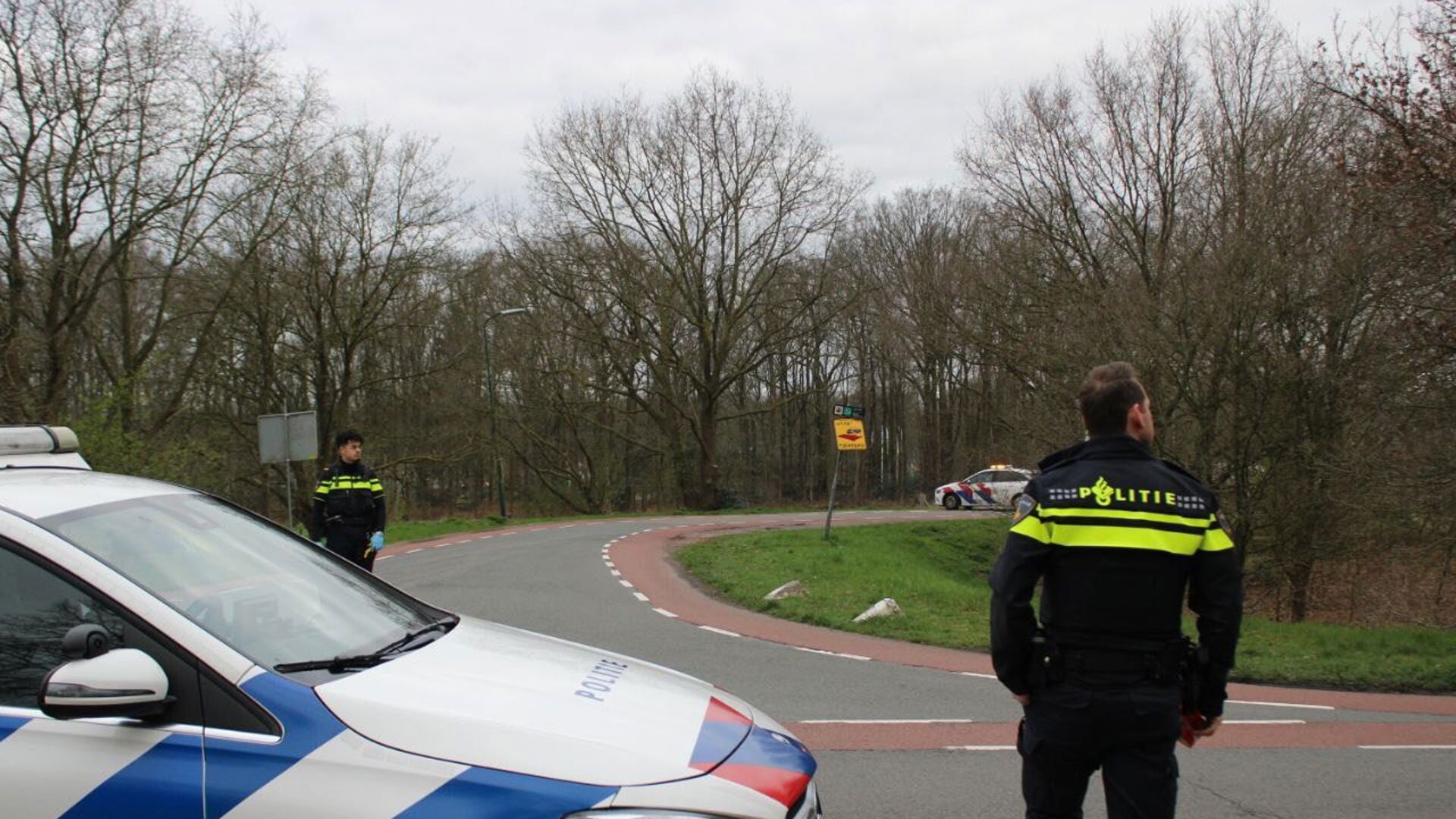 Politie bij de kruising Slaperdijk/Dwarsweg.