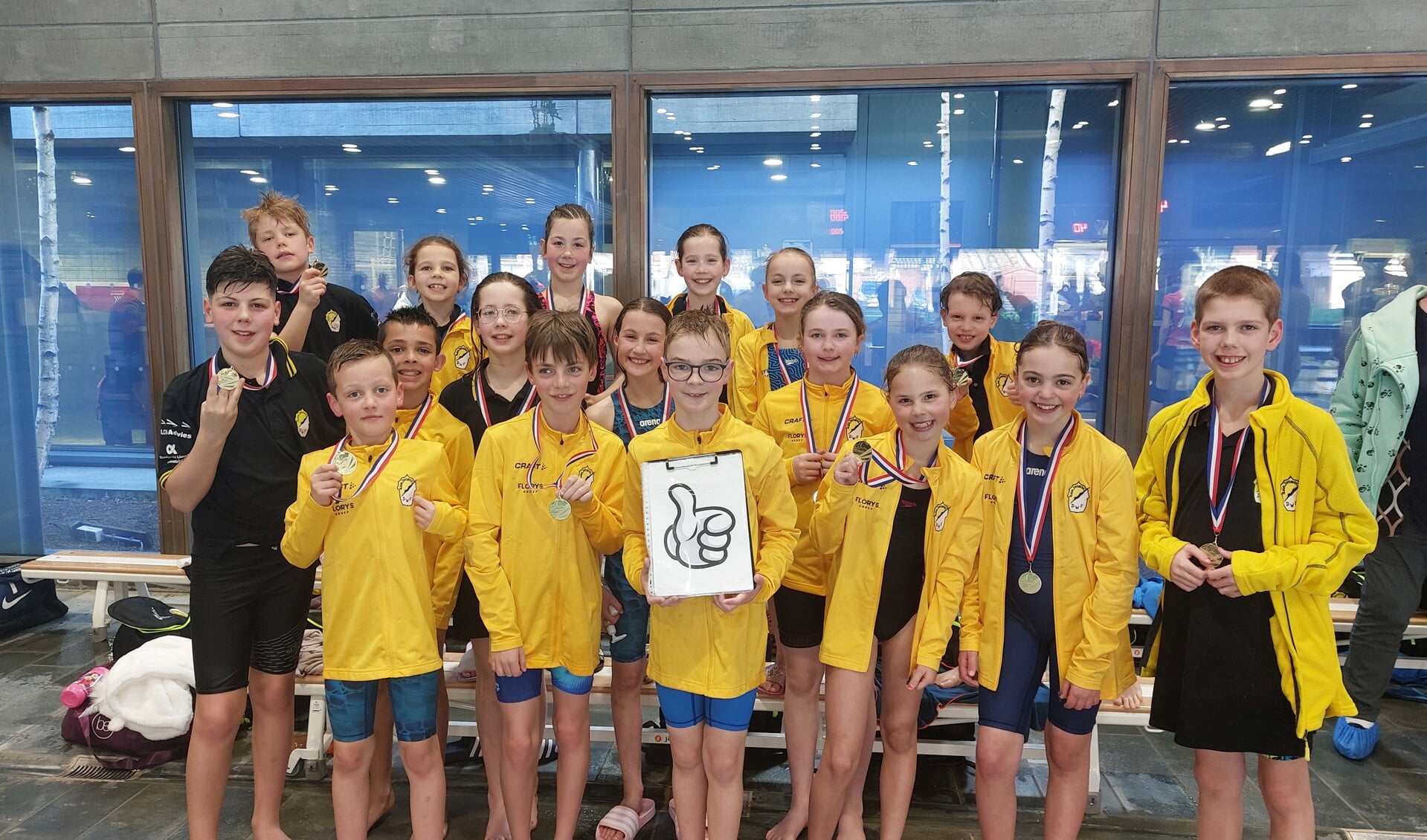 Jonge zwemmers met de medailles