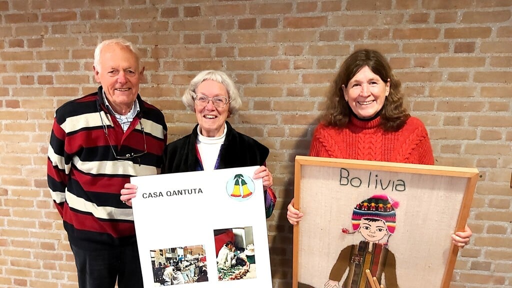 Jan Wouters , Hans Egberts en Margot Rewinkel (MOV) met de poster van het project Casa Cantuta en een cadeau uit Bolivia.