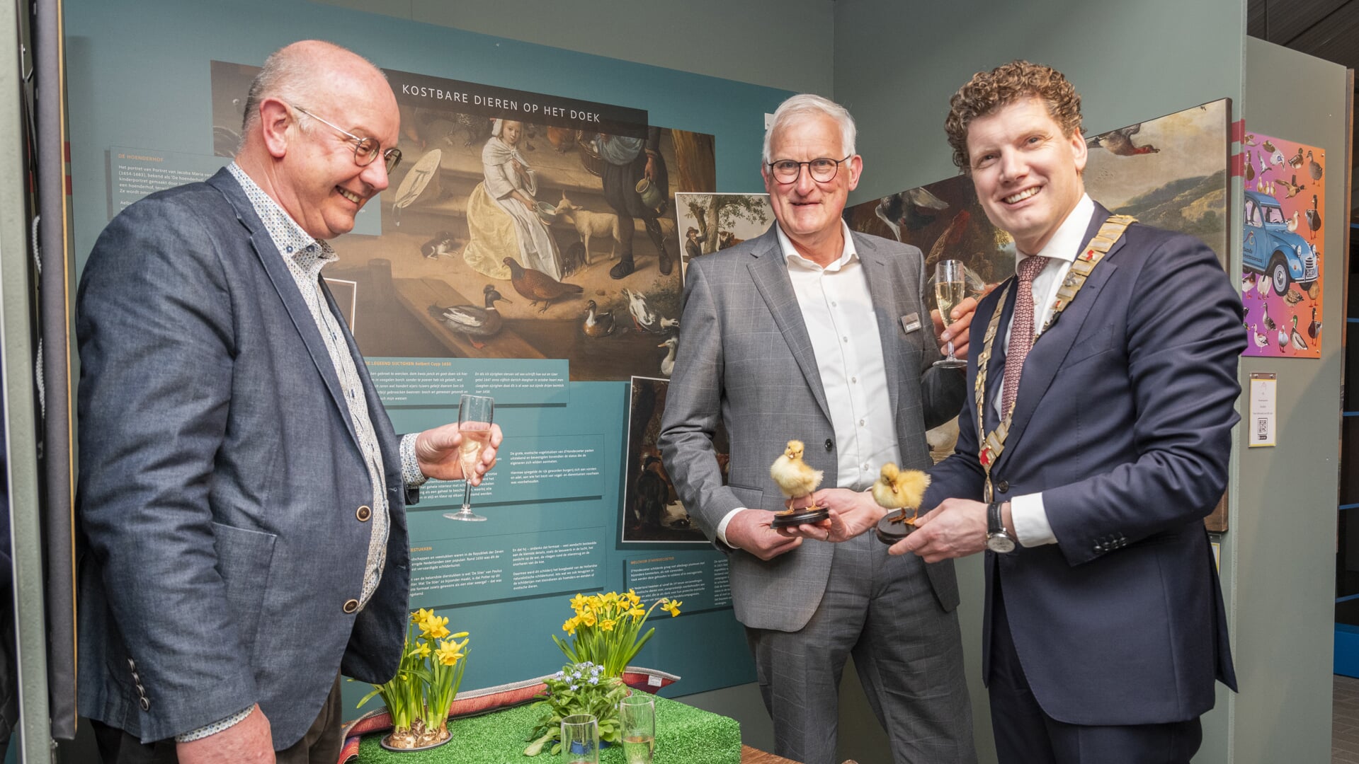 Burgemeester Van der Tak opent eendenexpositie in het Pluimveemuseum. Van links naar rechts: secretaris Gert Ploeg, voorzitter Bert van Nijhuis en burgemeester Jacco van der Tak.