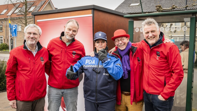 De POA wordt geflankeerd door leden van het hoofdbestuur van het Genootschap der Gulle lach. Van links naar rechts: Geurt Buurman, Erik Roest, Cor Wiesnekker en Joop van Veelen.