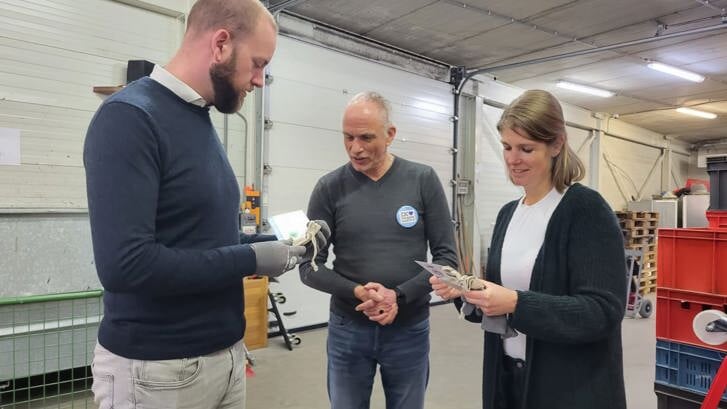 Wethouder Martijn Pijnenburg en adviseur circulariteit Annelein Ouwerkerk ontvangen een presentje.