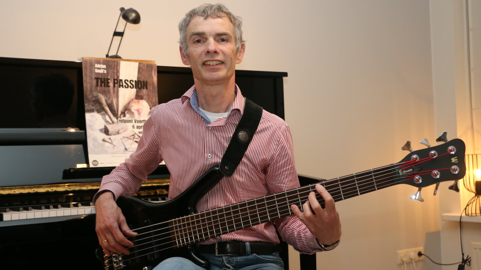 Allard van Middendorp met zijn basgitaar, muzikaal regisseur van 'The Passion' in 't Trefpunt.
