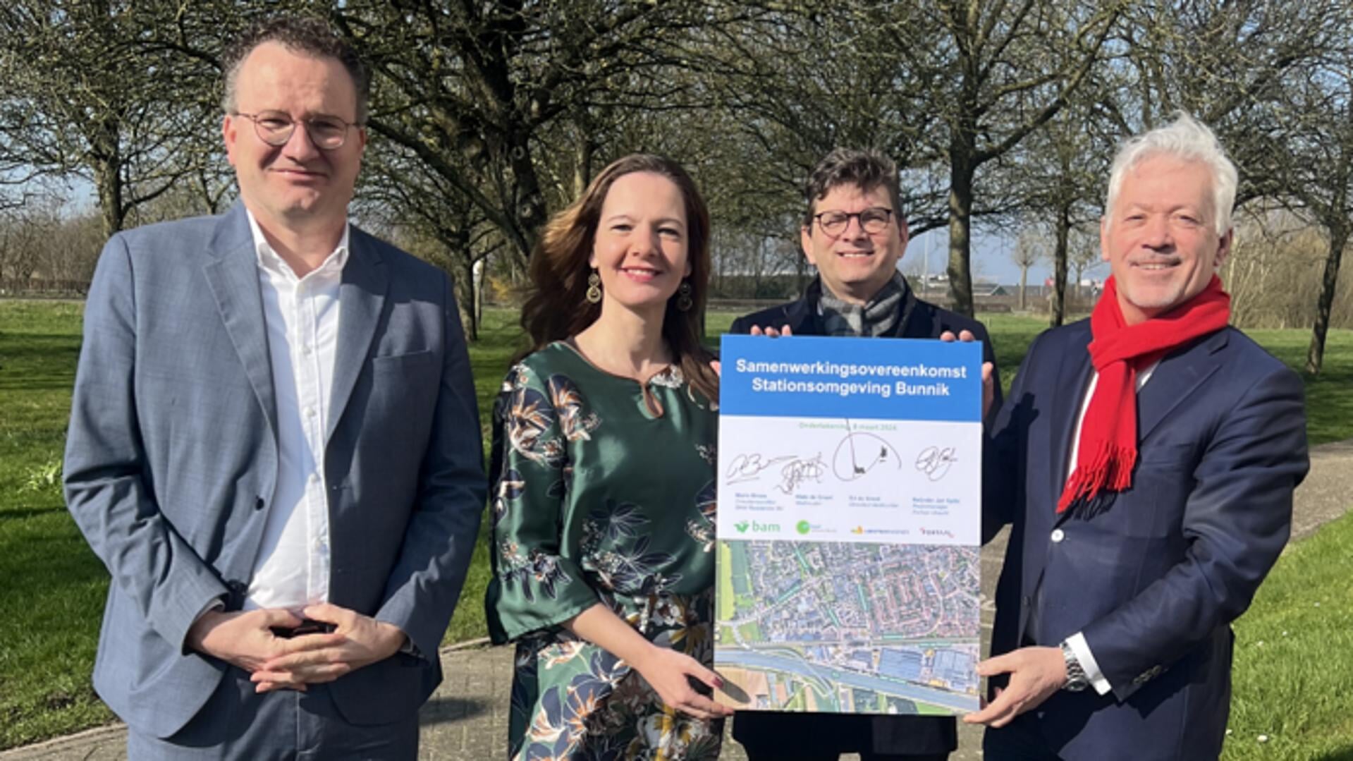 Reijnder Jan Spits (Regiomanager Portaal Utrecht), Hilde de Groot (Wethouder gemeente Bunnik), Ed de Groot (Directeur-bestuurder LEKSTEDEwonen) en Mario Broos (Directievoorzitter BAM Residential BV Utrecht). 