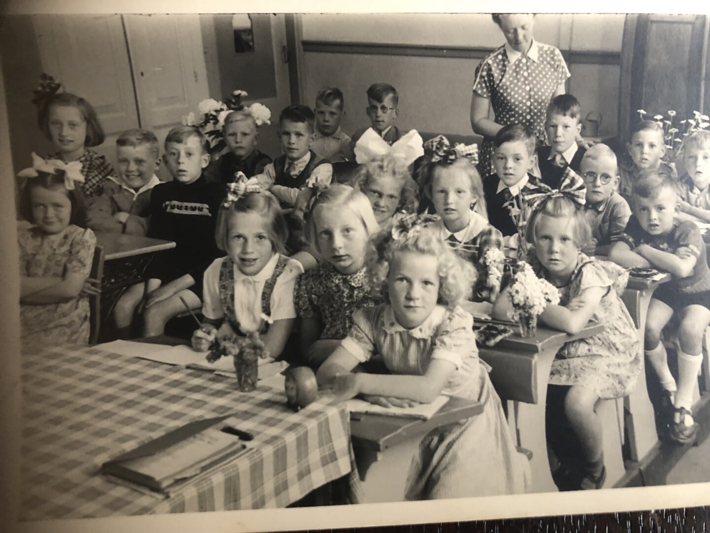 Schoolfoto in 1951 van gezamenlijke klassen 1, 2, en 3 op school 2 met juffrouw Graafstal. Het jongetje links van de juf (met stropdas) is Henk van Pelt. 