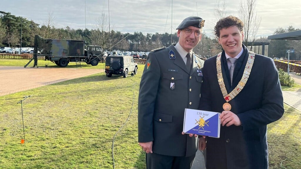 Burgemeester Jacco van der Tak met kolonel Collin van Loon, commandant van het Regiment Verbindingstroepen.
